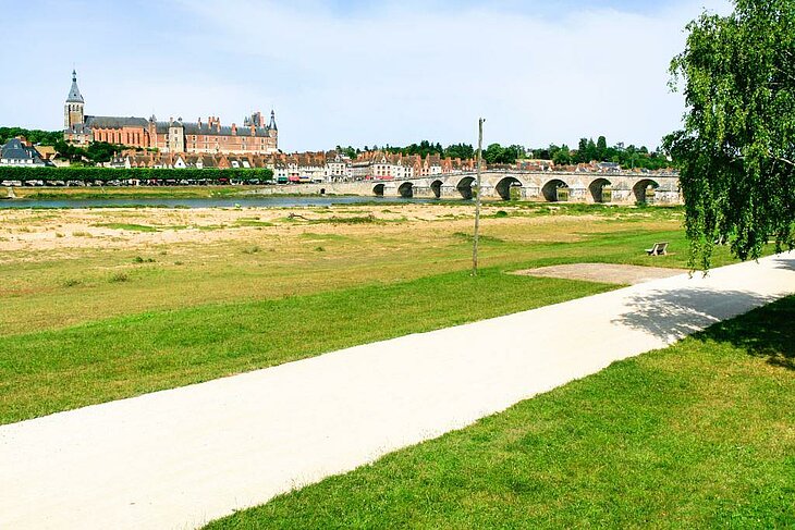 Walking Path Along the Loire Walking path along the Loire in Poilly-lez-Gien, with views of Gien Castle and the historic bridge