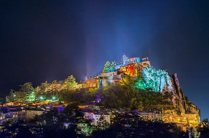 Night-time illumination of the Sisteron Citadel during the Nuits de la Citadelle, a landmark festival blending performances and concerts — one of the must-do activities throughout the year.