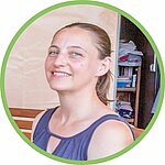 [Translate to Anglais:] vacancière ravie d’une semaine en famille dans un petit camping calme avec emplacement ombragé et hébergements pratiques.