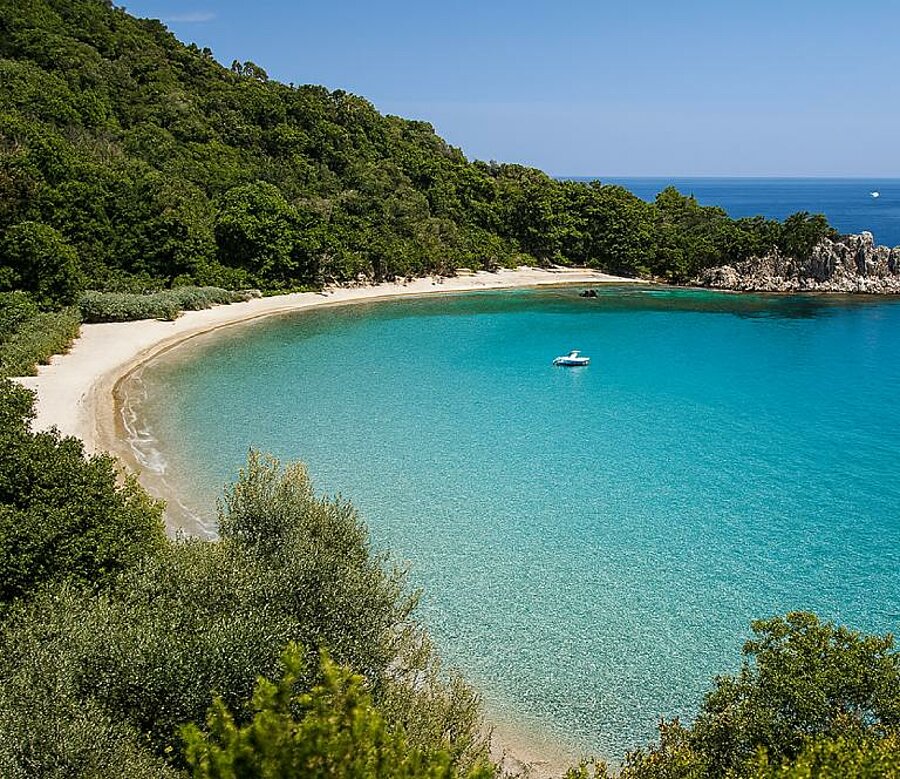 General view of a fine sandy beach near Solenzara. The perfect spot to enjoy the sea with your family!