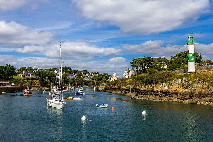 The harbour of Doëlan in Clohars-Carnoët, famous for its lighthouse and colourful boats, is a must-visit spot for seaside activities in South Finistère.
