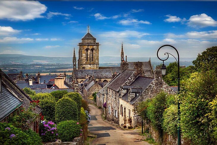 Picturesque view of Locronan’s medieval heart, a historic village to visit near Telgruc-sur-Mer.