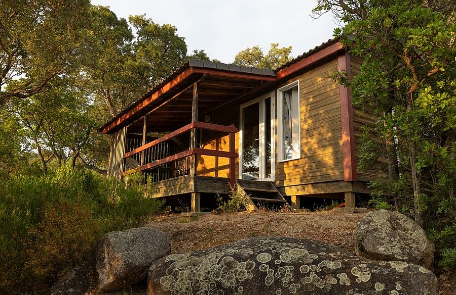 Wooden chalet surrounded by nature in a campsite near Porto-Vecchio, perfect for peaceful holidays in South Corsica.