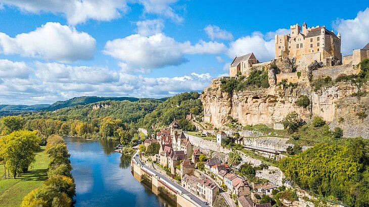 Beynac Castle perched on a cliff overlooking the Dordogne and its villages, a must-see site in the Périgord.