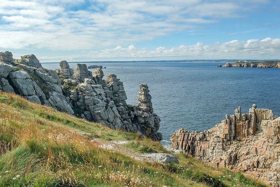 Cliffs and rocky coast of Finistère in Brittany, to explore during a campsite holiday in the region.