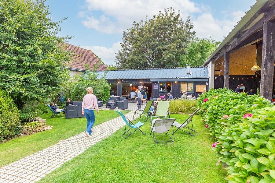 Shared outdoor area and terrace at Le Pouldu campsite, a friendly campsite near Moëlan-sur-Mer for relaxed holidays.