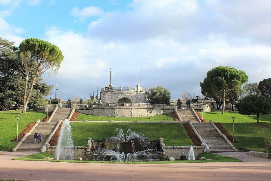 Stairs and fountain in Jouvet Park, perfect for a peaceful walk near the campsite