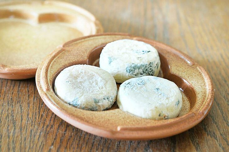 Three aged Picodons on a terracotta plate, a specialty to savour around Joannas during a gourmet stop.