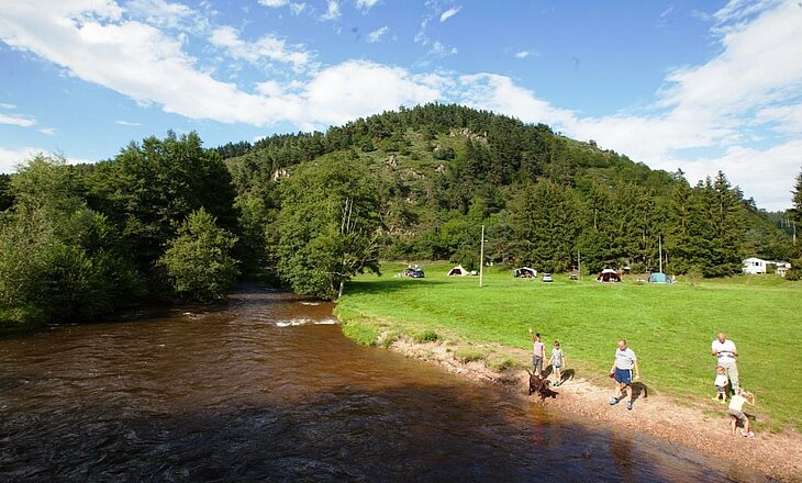 Campsite Sites et Paysages De Vaubarlet in Sainte-Sigolène, in the heart of an exceptional natural setting with a river, lush meadows and wooded hills — ideal for a nature-filled holiday