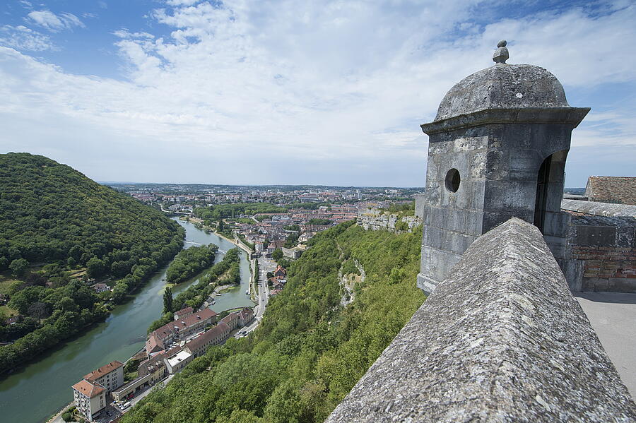 [Translate to Anglais:] Vue d'une citadelle en bord de rivière. Le lieu idéal pour se ressourcer en famille en camping, dans le Nord est de la France