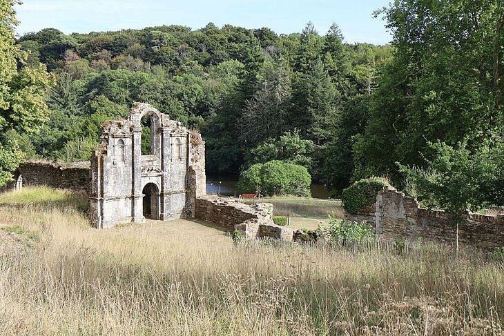 Ruins of Saint-Maurice Abbey in Clohars-Carnoët, a cultural and historic heritage site to explore in South Finistère.