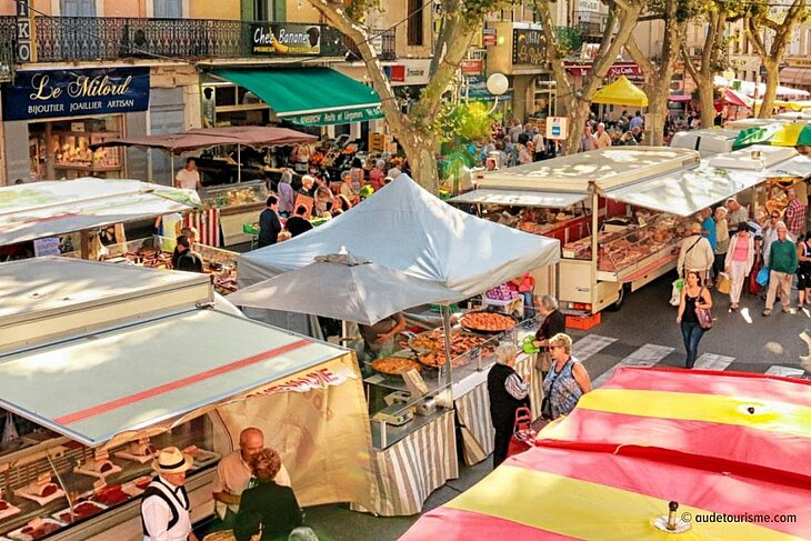 Lively atmosphere at the Lézignan-Corbières market, a perfect example of tourism in Lézignan-Corbières, combining local products, social encounters, and authenticity.